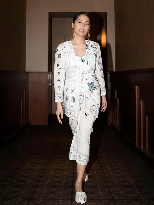 Ragam model baju batik modern rancangan desainer Tanah Air berikut ini bisa jadi referensi untuk ke pesta pernikahan. (Instgram/nikenanjanii).