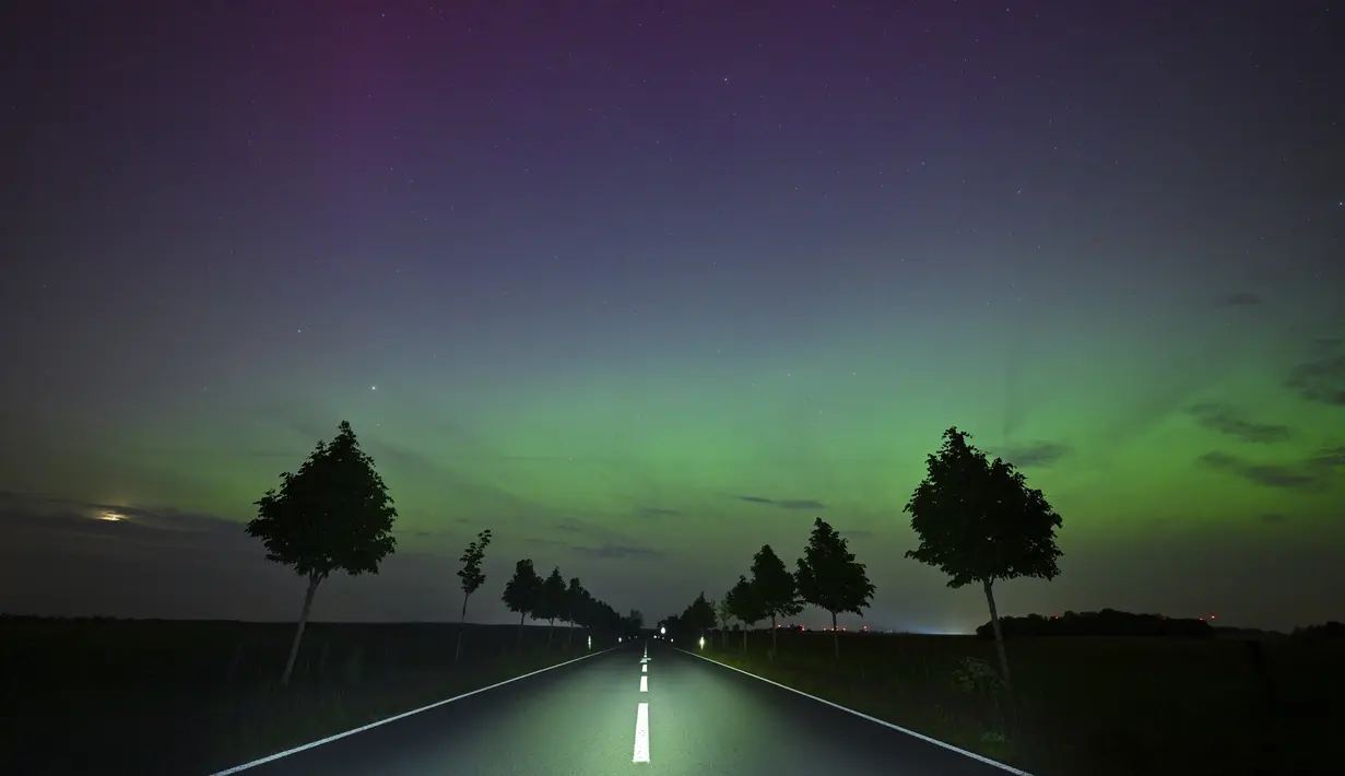 Cahaya Utara muncul di langit malam di Brandenburg Timur, Jerman pada 10 Mei 2024. (Patrick Pleul/dpa via AP)