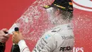 Wajah Rosberg terkena semprotan sampanye pada saat selebrasi kemenangannya pada seri ke-17 Formula One (F1) GP Jepang, Minggu (9/10). Rosberg bertahan berada di posisi terdepan dari awal hingga akhir balapan. (REUTERS/Toru Hanai) 