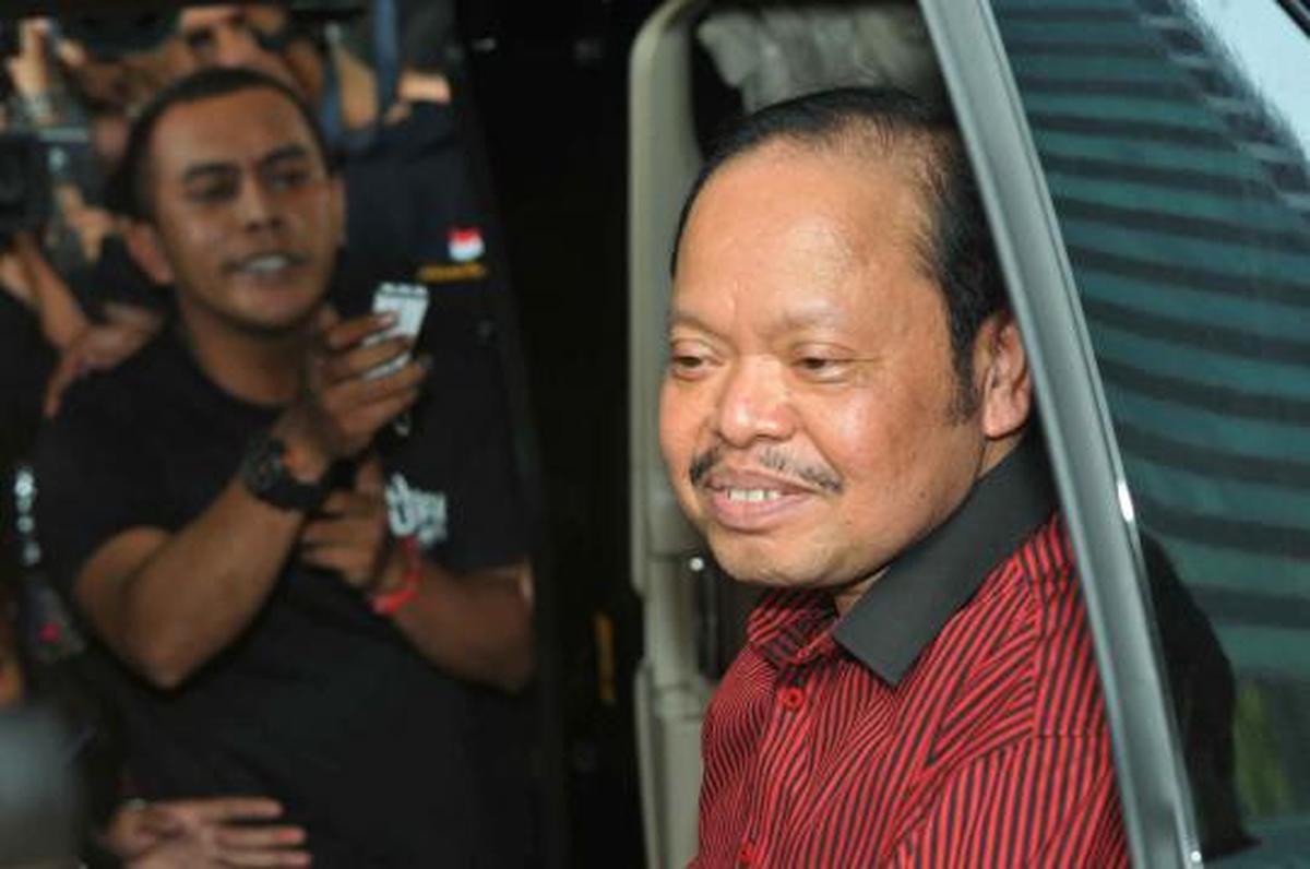 Wakil Ketua Fraksi Demokrat  Sutan Bhatoegana  memberikan keterangna k 