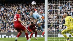 Pemain Manchester City, Erling Haaland, mencetak gol ke gawang Wolverhampton Wanderers pada laga pekan ke-36 Premier League 2023/2024 di Stadion Etihad, Sabtu (4/5/2024). (Richard Sellers/PA via AP)