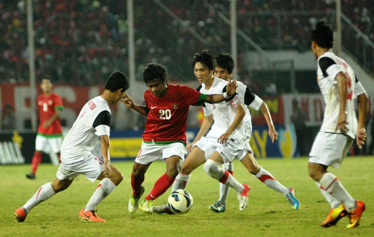 Pemain Timnas Indonesia U-19, Ilham Udin Armaiyn, dikepung pemain Vietnam saat kedua tim bertemu di Piala AFF U-18 2013. (Aseanfootball.org)