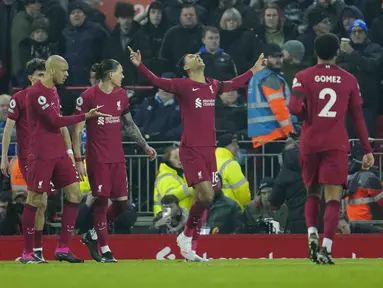 Penyerang Liverpool, Cody Gakpo (tengah) berselebrasi dengan rekan setimnya setelah mencetak gol ke gawang Everton pada pertandingan lanjutan Liga Inggris di stadion Anfield di Liverpool, Inggris, Selasa (14/2/2023). Ini merupakan gol perdana Gakpo sekaligus mengantar Liverpool menang atas Everton 2-0. (AP Photo/Jon Super)