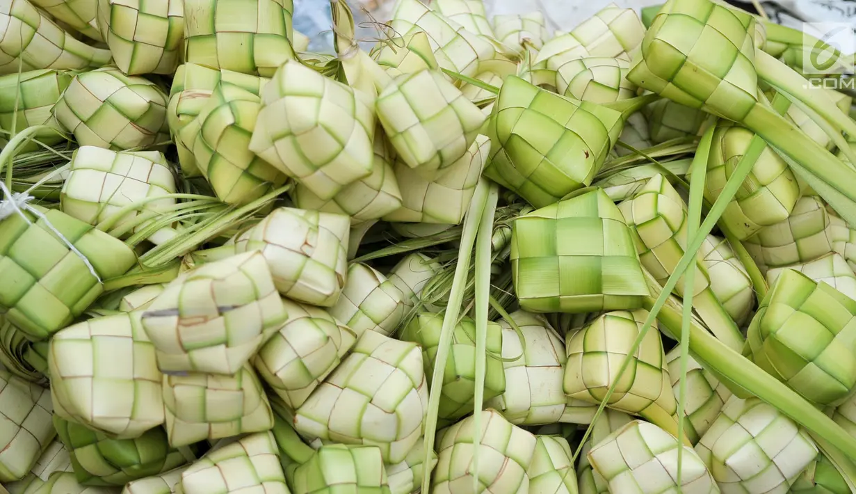 Kulit ketupat mulai ramai di kawasan Pasar Lenteng Agung, Jakarta, Kamis (22/6). Menjelang Hari Raya Idul Fitri, pedagang kulit ketupat musiman mulai ramai di pasar tradisional.(Liputan6.com/Yoppy Renato)