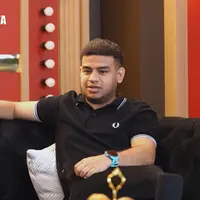 Faidil Jaidi dikenal dengan sosok yang kocak. Sejak kecil, berkecimpung di dunia hiburan. Ia menjadi aktor cilik di dalam sinetron TUYUL DAN MBAK YUL pada 2002 lalu. Dibalik keceriaan yang sering ditampilkan, ia pernah merasakan kehidupan sulit. [Youtube/Tasya Farasya]