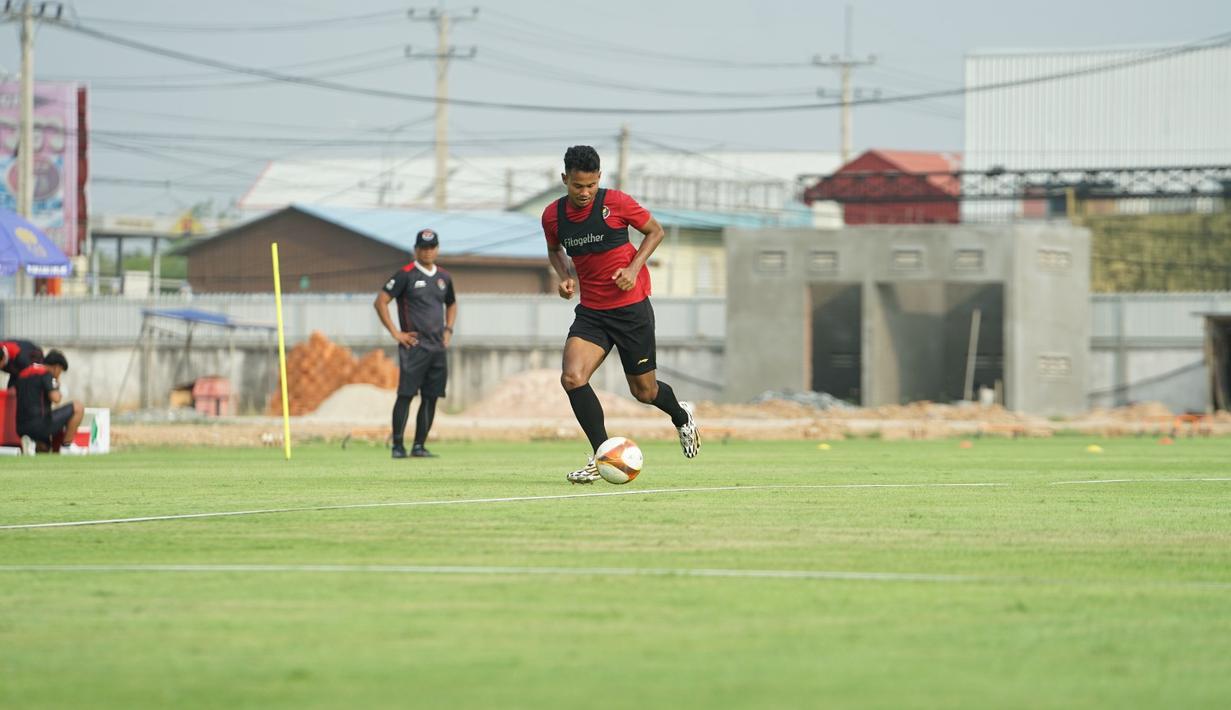 Bek kanan Timnas Indonesia U-22, Amiruddin Bagas Kaffa menggiring bola dalam sesi latihan di The Dream Visakha Training Camp, Phnom Penh, Kamboja, Jumat (28/4/2023) menjelang laga pertama SEA Games 2023 menghadapi Filipina. (Dok. PSSI)