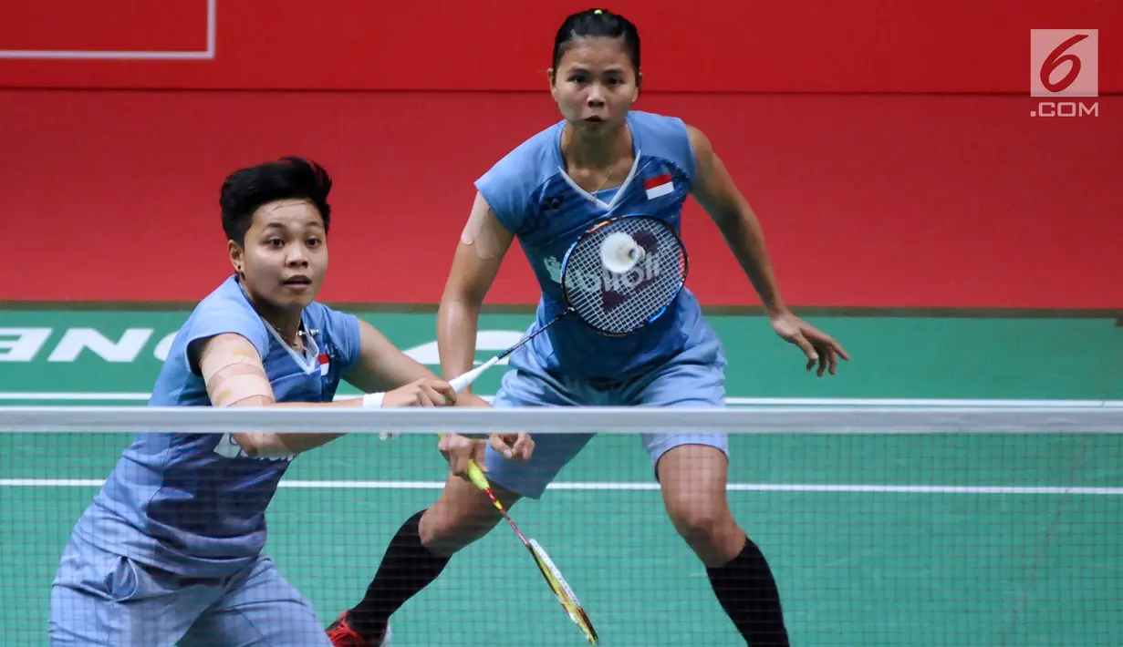 Ganda putri Indonesia, Greysia Polii/Apriyani Rahayu mengembalikan kok ke arah Chae Yoo Jung/Hye Rin Kim pada perempat final Indonesia Masters 2018 di Istora Senayan, Jakarta, Jumat (26/1). Greysia/Apriyani unggul. (Liputan6.com/Helmi Fithriansyah)