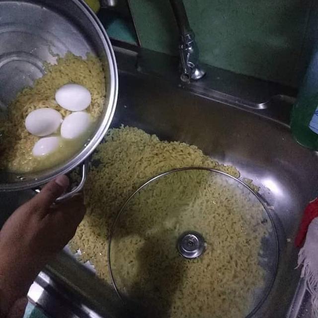 6 Momen Apes Masak Mi Berujung Tumpah Ini Bikin Kecewa