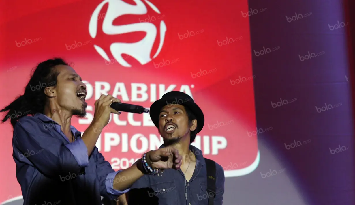 Penampilan Ipang dan Ridho Slank (kanan) pada peluncuran Torabika Soccer Championship 2016 presented by IM3 Ooreedoo di Hotel Mulia, Jakarta, Senin (18/4/2016). (Bola.cm/Nicklas Hanoatubun)