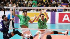 Timnas bola voli putra Indonesia memastikan lolos ke semifinal SEA Games 2023 dengan status juara Grup A setelah pada laga pamungkas Grup A sukses menggebuk Kamboja dengan skor 3-0 (25-18, 25-21, 25-16) di Olympic Complex Indoor Main Hall, Phnom Penh, Kamboja, Sabtu (6/5/2023). Hasil ini menjadi kemenangan ketiga dengan skor 3-0 dari tiga laga setelah sebelumnya Filipina dan Singapura yang menjadi korban. Tim asuhan pelatih Jeff Jiang Jie dipastikan bertemu Vietnam dalam laga semifinal yang akan digelar Minggu, 7 Mei 2023. (Bola.com/Abdul Aziz)