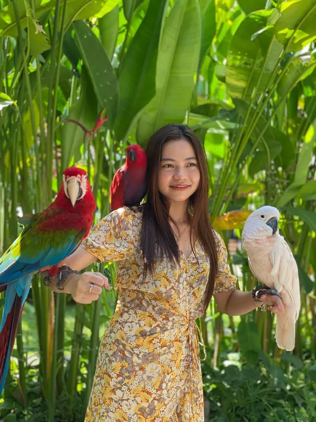 6 Potret Liburan Rara LIDA di Bali, Nikmati Sunset Bareng Ibu dan Adik