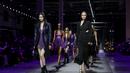 Gigi Hadid berjalan di catwalk mengenakan kreasi bagian dari koleksi Musim Semi Musim Panas 2023 wanita Versace selama event Milan Fashion Week di Milan, Italia (23/9/2022). Gigi memakai heels super tinggi yang digunakannya akan menunjang catwalknya untuk Versace. (AP Photo/Alberto Pezzali)
