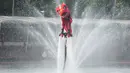 Untuk menyemarakkan perayaan Tahun Baru Imlek 2577 Kongzili, pihak mal Senayan Park menyelenggarakan atraksi barongsai menari di atas air. Tampak dalam foto, penampil mengenakan kostum barongsai beratraksi Aerial Lion Dance di Danau Senayan Park, Jakarta, 14 Februari 2026. (merdeka.com/Arie Basuki)