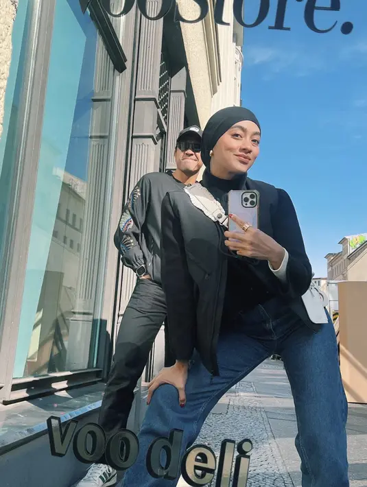 Denim dan jaket jadi andalan untuk sempurnakan gaya. Untuk gaya semakin semarak, ia menambahkan tas dengan nuansa yang kontras. [Foto: Instagram/ Ayudia Chaerani]