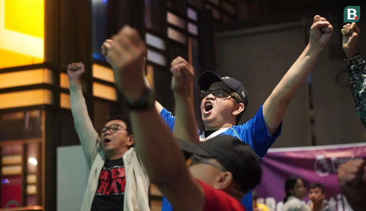 Anggota komunitas United Army melakukan selebrasi saat tim kesayangannya mencetak gol dalam acara Roaring Night pertandingan Liga Inggris 2023/2024 antara Manchester United versus Everton di Brewerkz, The Breeze BSD City, Tangerang, Sabtu (9/3/2024) malam WIB. (Bola.com/Afi)