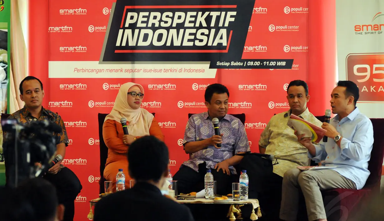 Menteri Pendidikan dan Kebudayaan, Anies Baswedan (keempat dari kiri) menghadiri diskusi "Mencari Kurikulum yang Maksimum" di Jakarta, (13/12/2014). (Liputan6.com/Helmi Fithriansyah)