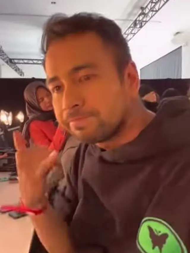 Kesibukan di backstage NYFW (Instagram/raffinagita1717)