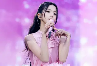 Sebagai duta global Dior, pelantun Flower ini tampil mengenakan deretan busana rancangan rumah mode mewah asal Prancis tersebut, mencuri perhatian penggemar maupun pecinta fashion. [Dok/Dior].