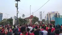Suporter Timnas Indonesia mulai memadati stadion Patriot (Liputan6.com/Ahmad Fawwaz Usman)