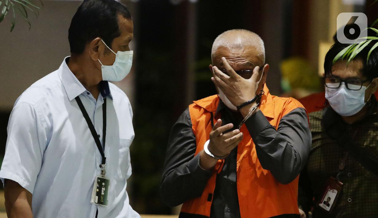 Mantan Bupati Buru Selatan, Tagop Sudarsono Soulisa (tengah) usai rilis penahanan tersangka di Gedung KPK, Jakarta, Rabu (26/1/2022). Tagop S S ditetapkan sebagai tersangka suap, gratifikasi dan TPPU terkait pengadaan barang jasa di Kab Buru Selatan tahun 2011-2016. (Liputan6.com/Helmi Fithriansyah)