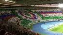 Fans Rapid membentuk koreo bergambar logo dan warna kebanggaan timnya pada laga menjamu Villarreal CF di laga perdana babak fase grup Liga Europa di Stadion Ernst Happel, Wina, Austria, Kamis (18/9/2015) dini hari WIB. (Bola.com/Reza Khomaini)