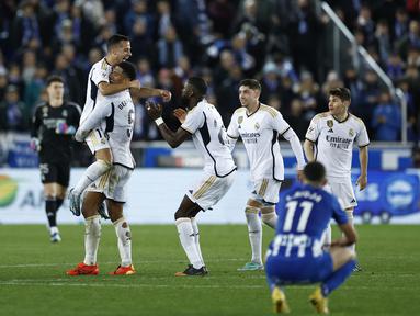 Sejumlah pemain Real Madrid merayakan kemenangan atas Deportivo Alaves pada laga pekan ke-18 Liga Spanyol 2023/2024 di Mendizorroza Stadium, Vitoria, Spanyol, Jumat (22/12/2023) dini hari WIB. (AP Photo/Ricardo Larreina)