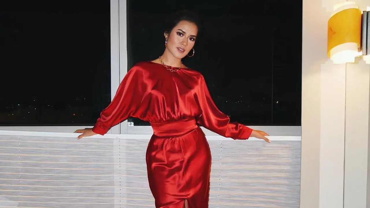[Bintang] Bikin Merinding, Raisa dan 4 Seleb Pakai Dress Merah Mempesona