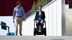 Pencipta MarioWay, Mario Vigentini (kanan) menjajal temuannya di Taman Ilmiah dan Teknologi "Kilometro Rosso", Italia, 19 Juli 2017. MarioWay merupakan kursi roda listrik berteknologi canggih yang dapat dijalankan tanpa kendali tangan  (MIGUEL MEDINA/AFP)