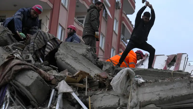 Penuh Perjuangan, Begini Potret Evakuasi Korban Gempa Turki dan Suriah