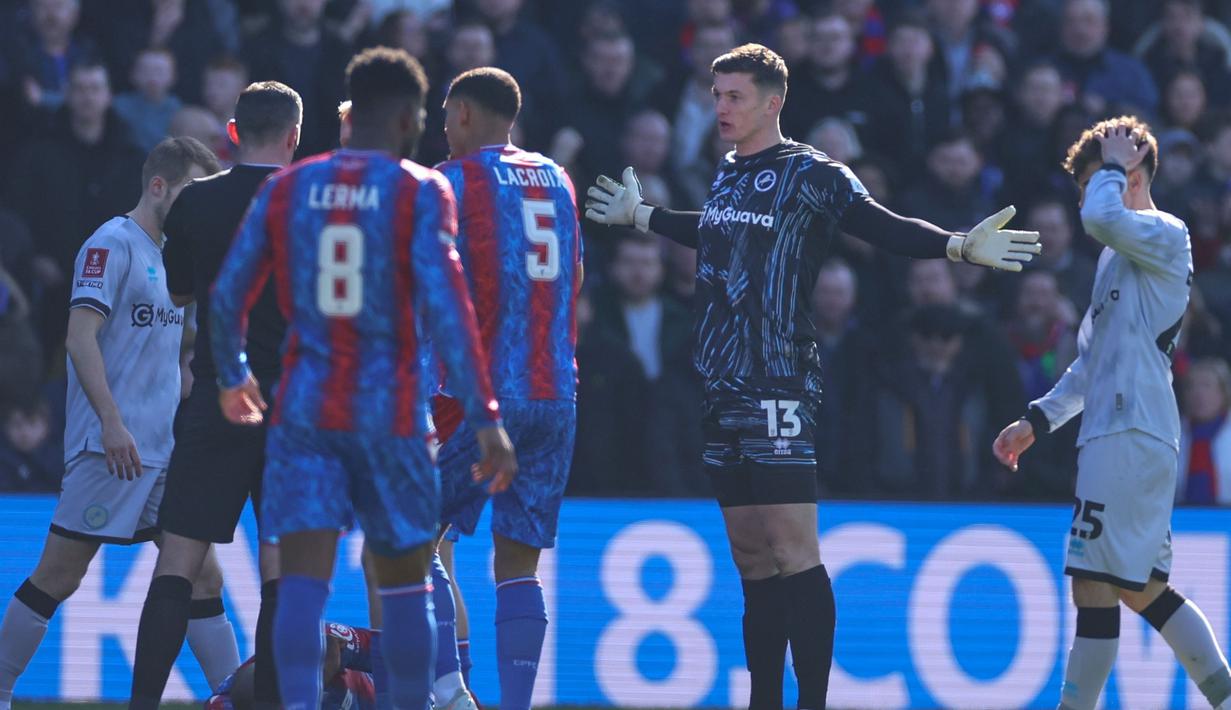 Meski kehilangan striker andalannya di laga tersebut, Palace tetap mampu meraih kemenangan 3-1 atas Millwall, yang bermain dengan 10 orang setelah kartu merah Roberts. (AP Photo/Ian Walton)