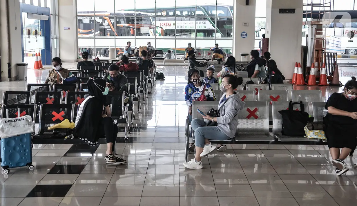 Calon penumpang saat menunggu jadwal keberangkatan bus di Terminal Pulogebang, Jakarta, Selasa (2/10/2020). Memasuki libur panjang, jumlah penumpang bus antarkota antarprovinsi (AKAP) di Terminal Pulogebang tujuan Jawa dan Sumatera mengalami peningkatan. (merdeka.com/Iqbal S. Nugroho)
