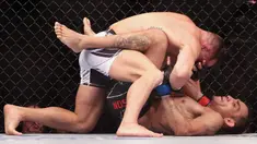 Michael Chandler (kiri) melawan Tony Ferguson pada pertarungan kelas ringan putra UFC 274 di Footprint Center, Phoenix, Arizona, Amerika Serikat, 7 Mei 2022. Chandler dinyatakan menang KO atas Ferguson. (Christian Petersen/Getty Images/AFP)