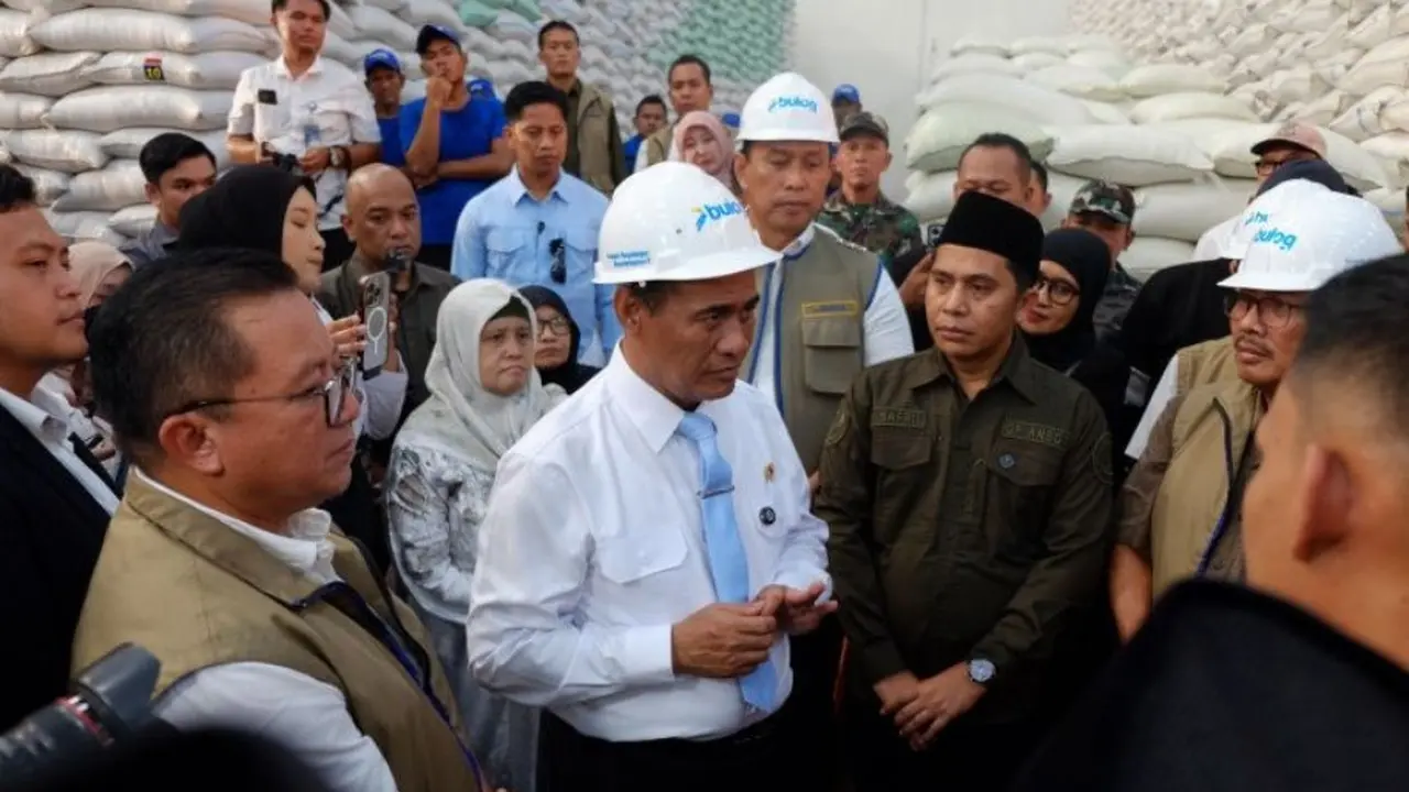 Mentan Andi Amran Sulaiman saat berdiskusi dengan mahasiswa dalam kunjungannya ke Gudang Bulog Banjar Kemantren di Sidoarjo, Jawa Timur, Minggu (19/4/2026).
