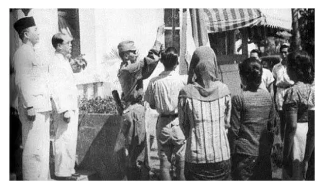 Sosok Berkerudung di Foto Proklamasi, Siapa Dia?