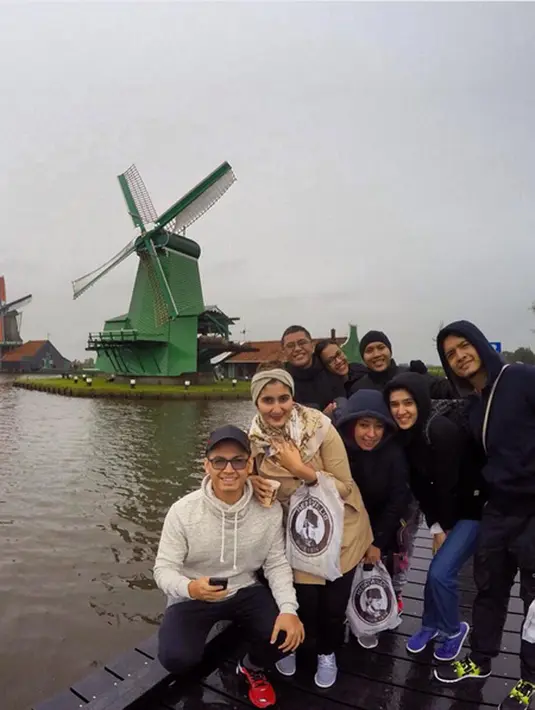 Sekilas pernikahan Tommy dan Tania. Pasangan ini menikah tanpa mendapatkan restu dari ibu Tania, Hana Hasanah. Bahkan, saat itu, Tommy pernah dilaporkan ke polisi karena dituduh membawa lari anaknya, Tania. (dok. Instagram)