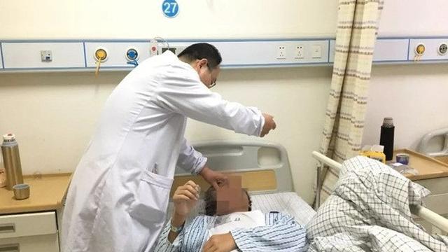 Selalu Main Ponsel Seharian, Remaja Ini Alami Cacat Mental