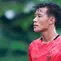 Henhen Herdiana memperkuat Persik Kediri di Lapangan Kediri Soccer Field, Kamis (4/9/2025). (Bola.com/Gatot Sumitro)