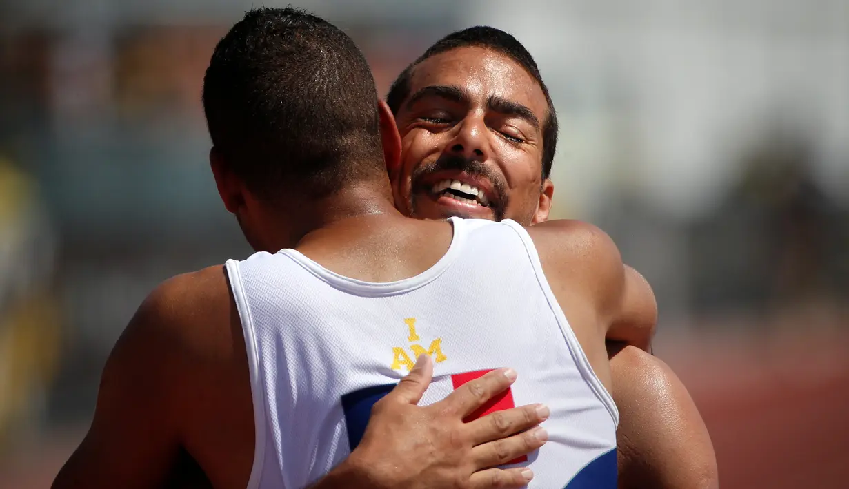 Michael Kacer dari AS berselebrasi dengan prajurit dari perancis saat unjuk kobelehan di Olimpiade Invictus di Orlando, Florida, AS (10/5). (REUTERS / Carlo Allegri)