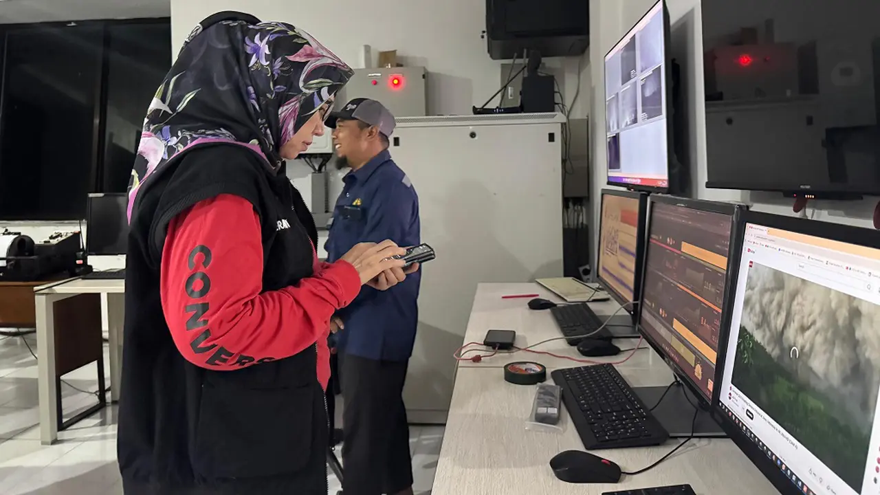 Bupati Lumajang Indah Amperawati pantai Perkembangan erupsi Gunung Semeru di pos pantau Gunung Semeru.