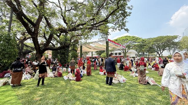 Halaman belakang Istana Merdeka Jakarta tiba-tiba berubah layaknya tempat wisata kuliner usai upacara peringatan Detik-detik Proklamasi Kemerdekaan RI, Minggu (17/8/2025).
