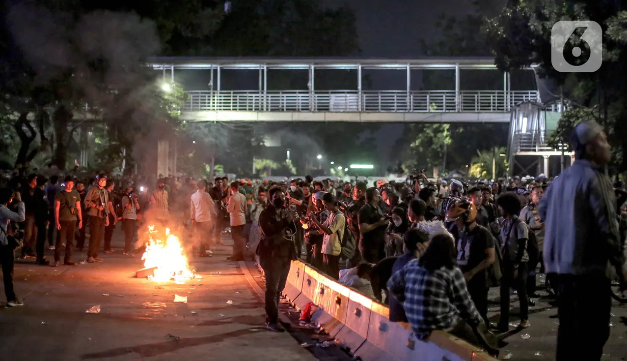 Ratusan pengunjuk rasa gabungan dari berbagai Universitas membakar barikade saat aksi menolak kenaikan harga BBM bersubdisi di kawasan Patung Kuda Arjuna Wijaya, Jakarta, Selasa (13/9/2022). Aksi unjuk rasa yang menolak kenaikan harga BBM bertahan hingga malam hari di kawasan tersebut. (Liputan6.com/Faizal Fanani)