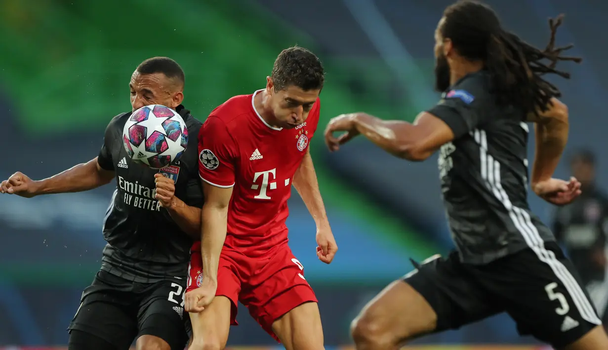 Penyerang Bayern Munchen, Robert Lewandowski, berebut bola dengan bek Olympique Lyon, Marca, pada semifinal Liga Champions 2019/2020 di Estadio Jose Alvalade, Kamis (20/8/2020) dini hari WIB. Bayern Munchen menang 3-0 atas Lyon. (AFP/Miguel A. Lopes/pool)