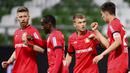 Pemain Bayer Leverkusen merayakan gol yang dicetak oleh Kai Havertz ke gawang Werder Bremen pada laga Bundesliga di Weserstadion, Bremen, Senin (18/5/2020). Bayer Leverkusen menang 4-1 atas Werder Bremen. (AP/Stuart Franklin)