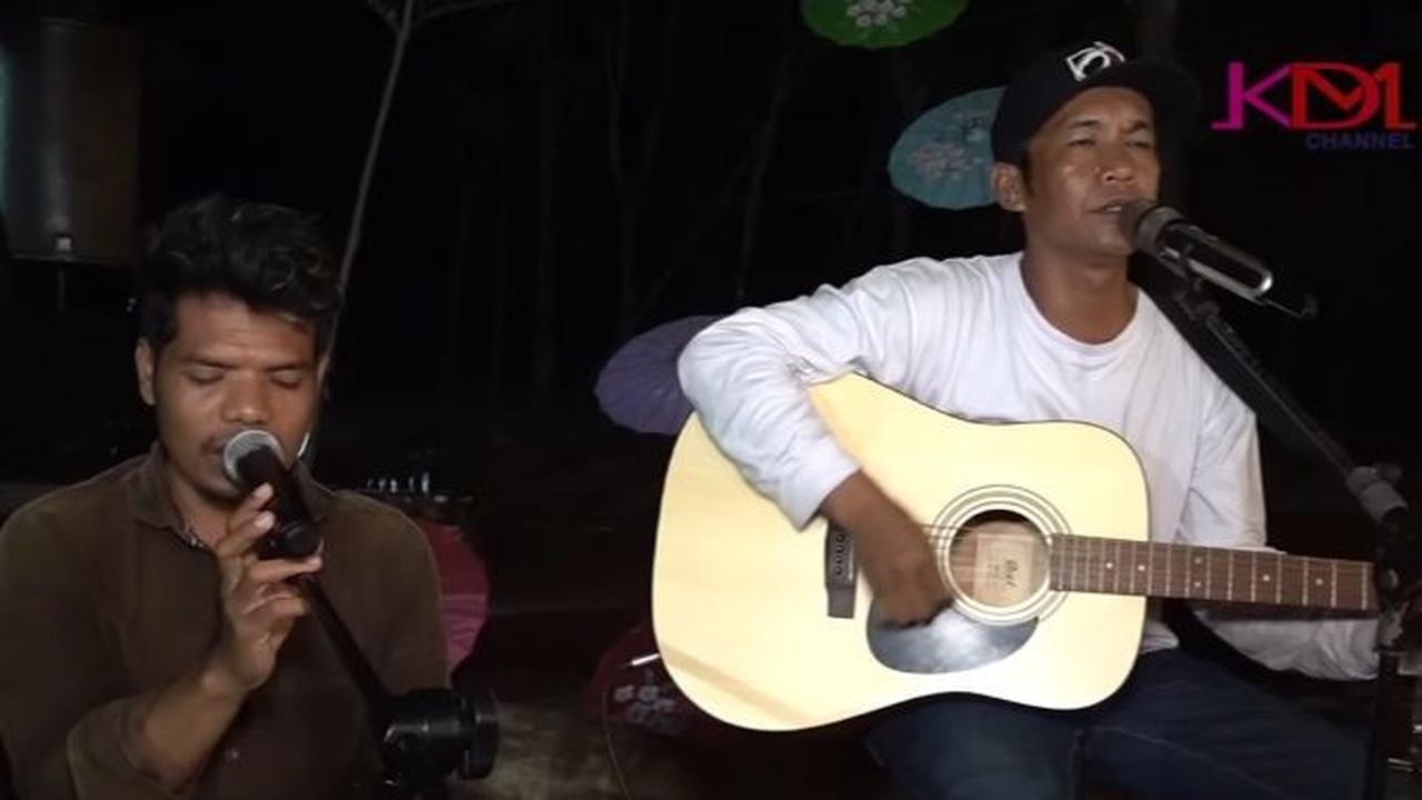 "Udah laku berapa jualan minyak hari ini?," tanya Dedi.
