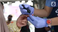 Penumpang mengecek gula darah gratis di Stasiun Tanah Abang, Jakarta Pusat, Minggu (14/11/2021). Kegiatan yang diselenggarakan oleh Novo Nordisk Indonesia ini, berfokus pada penyakit diabetes untuk memperingati Hari Diabetes Sedunia yang jatuh tiap tanggal 14 November. (Liputan6.com/Angga Yuniar)