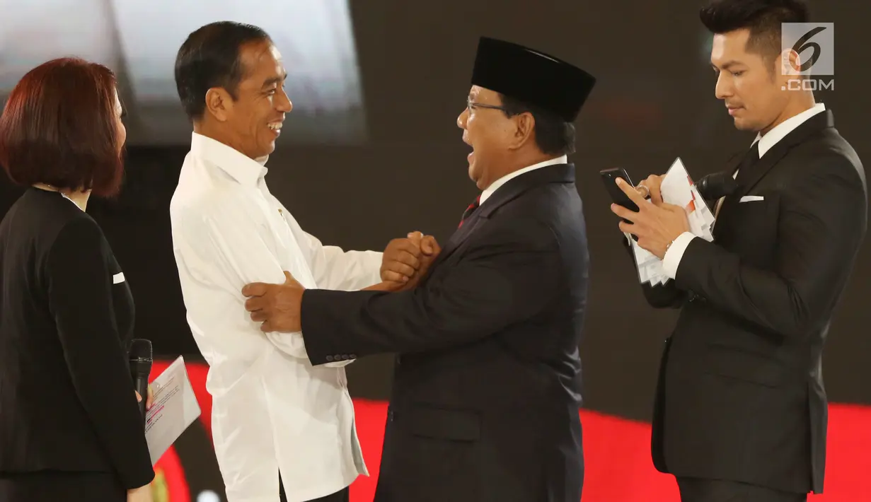 Capres no. urut 01 Joko Widodo atau Jokowi dan Capres no. urut 02 Prabowo Subianto berjabat tangan usai debat keempat Pilpres 2019 di Jakarta, Sabtu (30/3). Debat mengangkat tema tentang ideologi, pemerintahan, pertahanan dan keamanan, serta hubungan internasional.(Liputan6.com/JohanTallo)
