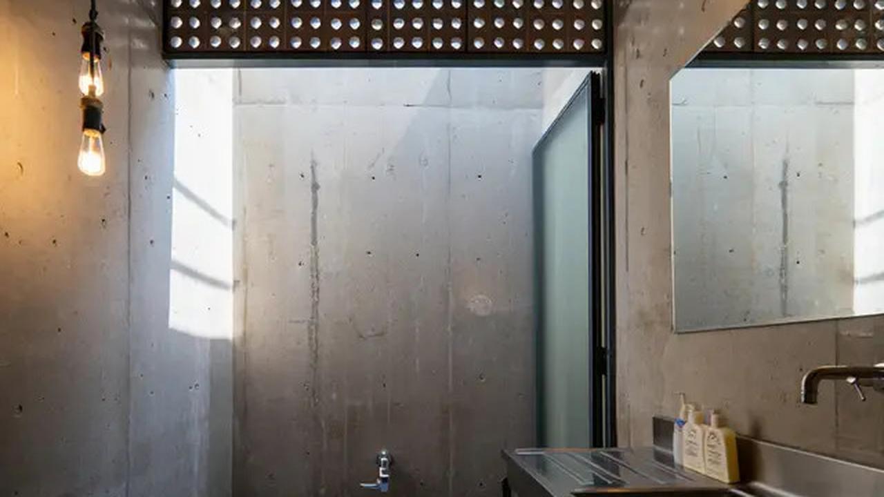 7 Desain Kamar Mandi Modern Kloset Jongkok dengan Ventilasi Alami