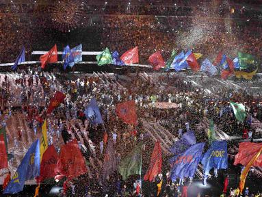 Penari dan Atlet berbaur saat penutupan Paralimpiade Rio 2016 di Stadion Maracana, Rio de Janeiro, Brasil, (19/9/2016) WIB. (REUTERS/Sergio Moraes )