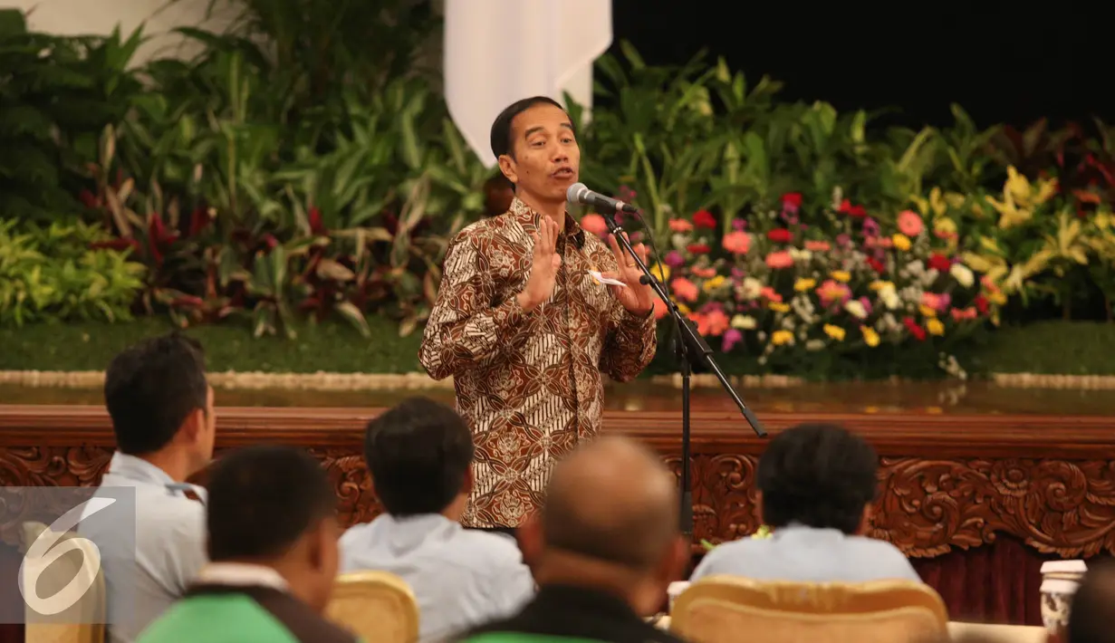 Presiden Joko Widodo berpidato saat acara makan siang di Istana Negara, Jakarta, Selasa (1/9/2015). Go-Jek, tukang ojek pangkalan, Kopamini, Kopaja, Kopamilet, dan sopir taksi Ekspress menghadiri makan suang tersebut. (Liputan6.com/Faizal Fanani)