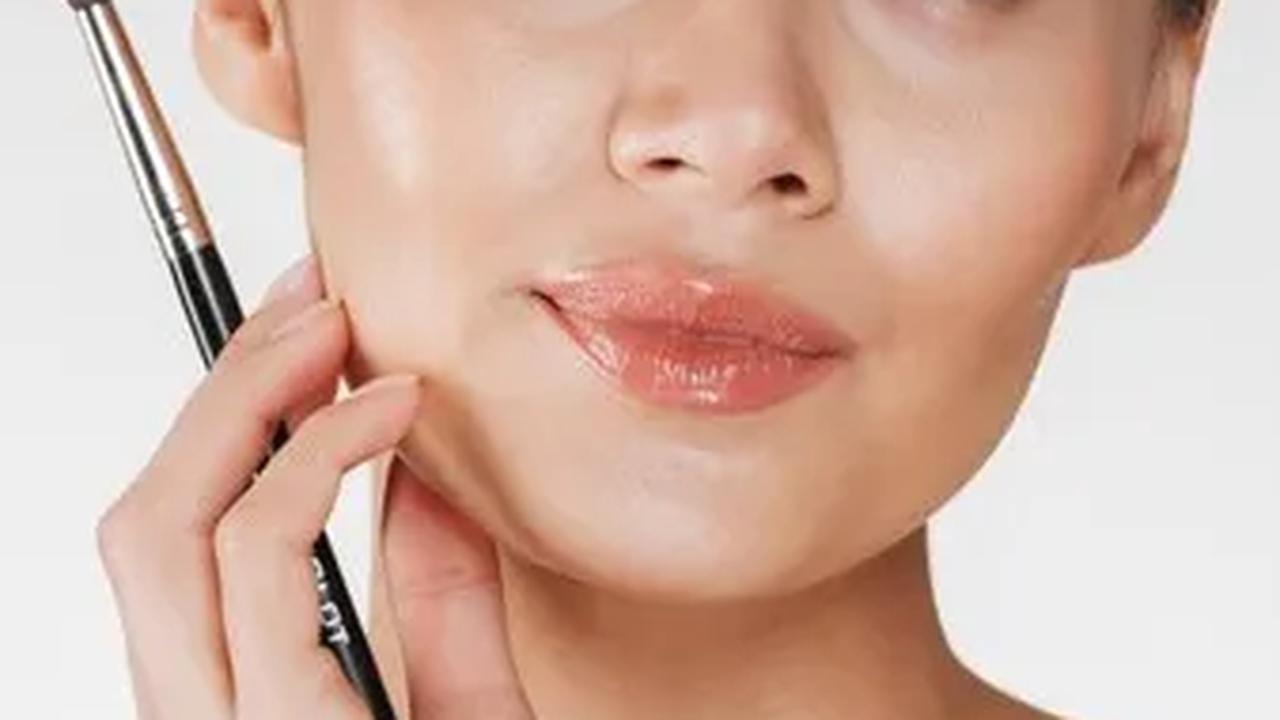 Dengan gaya clean makeup look yang simpel dan efisien, tak heran jika tren ini terus menjadi favorit di kalangan beauty enthusiast.